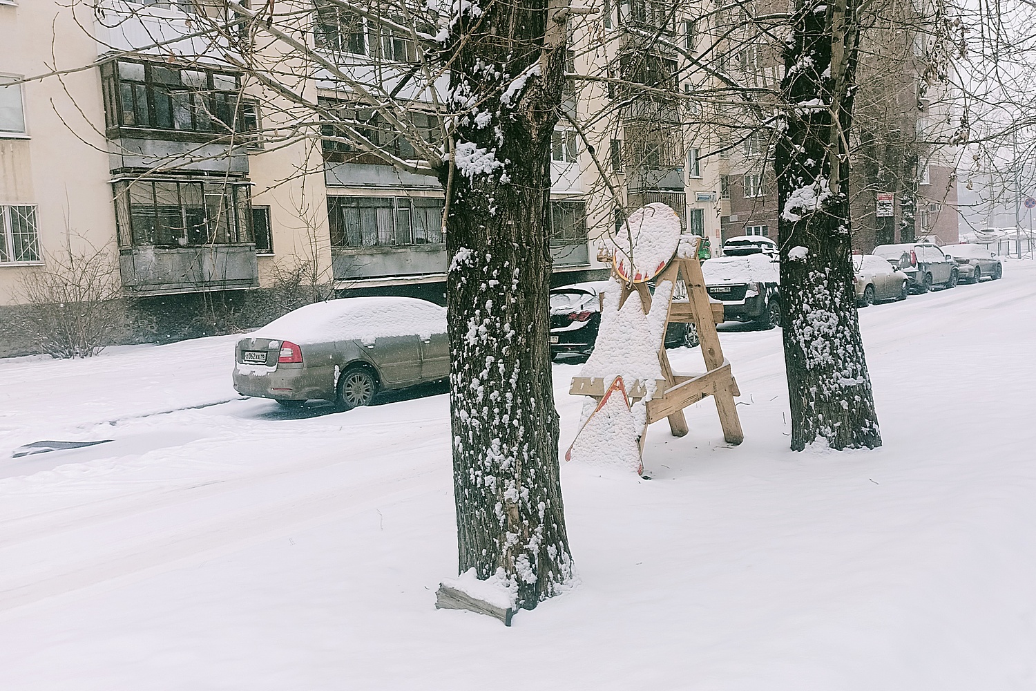 Екатеринбург завалило снегом. Рассказываем, как долго продлятся осадки.  Фото - «Уральский рабочий»